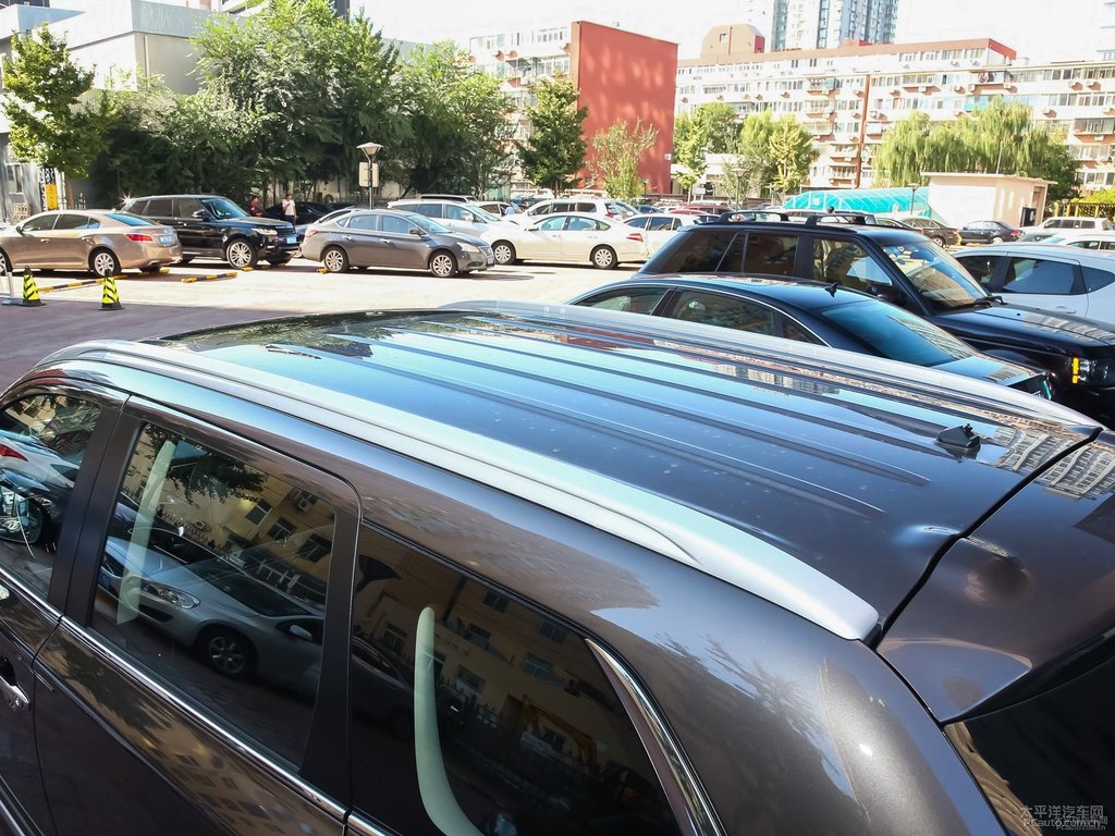 棕褐歐藍(lán)德車身外觀圖片