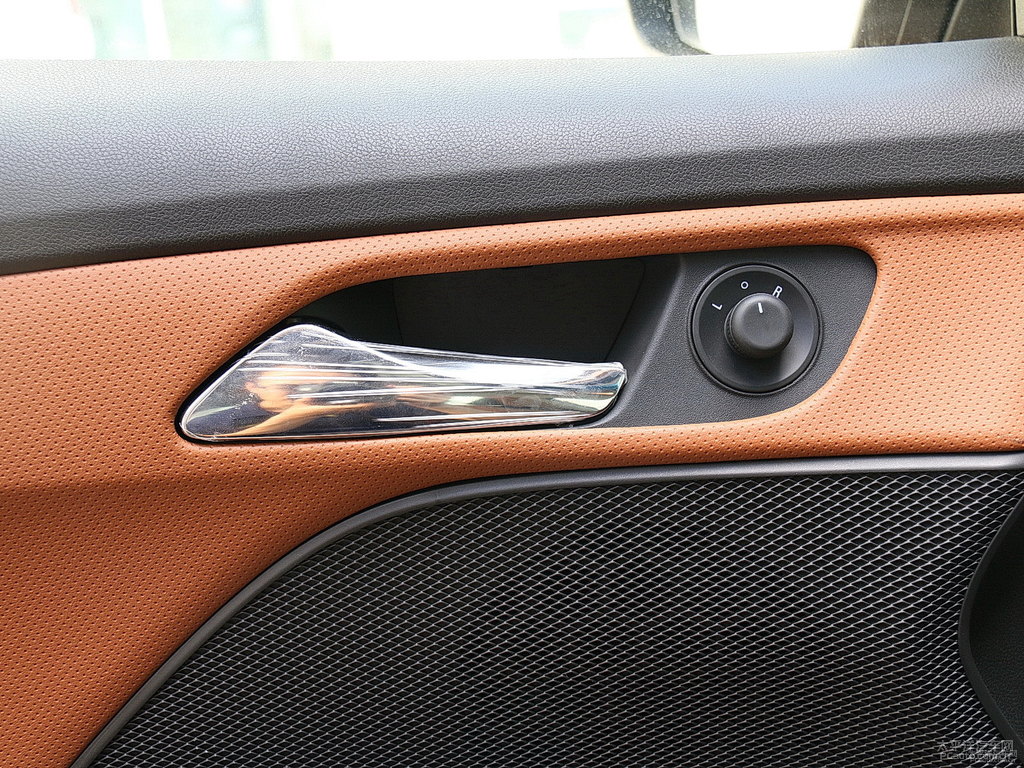 琥珀棕科沃茲車廂內(nèi)飾圖片