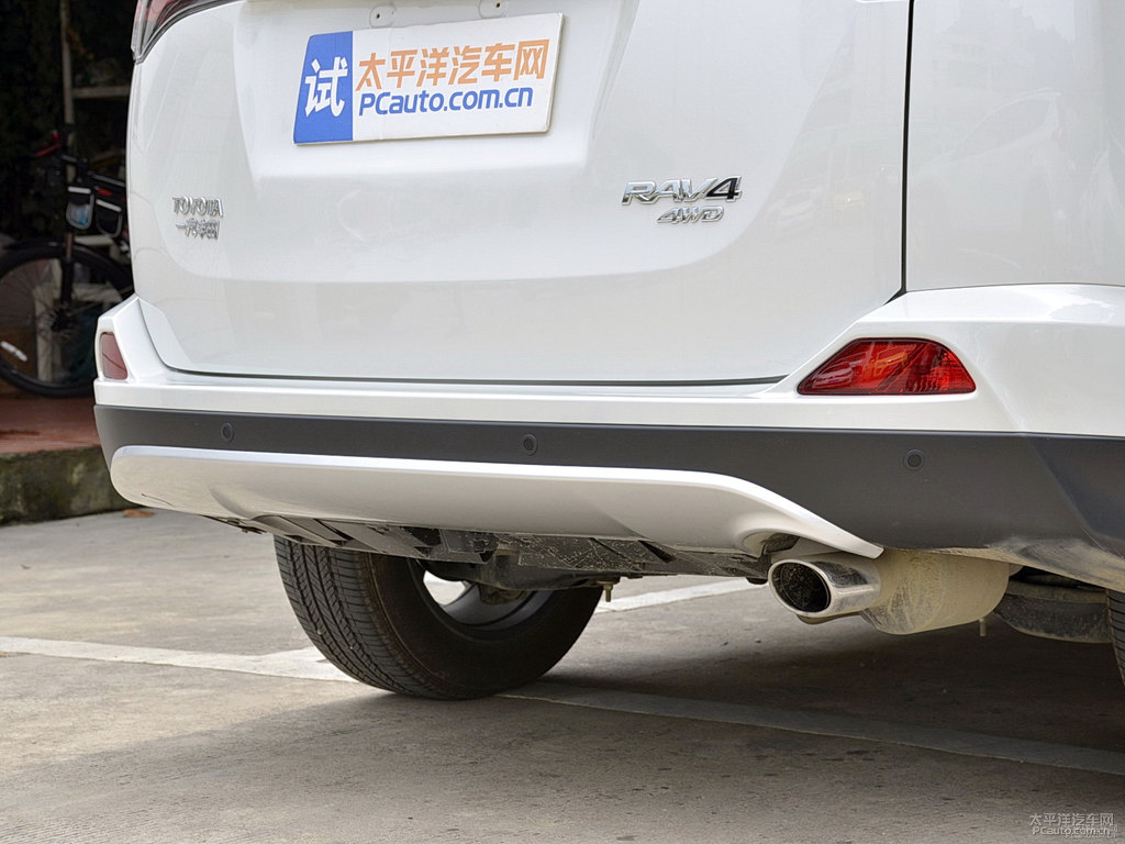 珍珠白R(shí)AV4榮放車尾外觀圖片