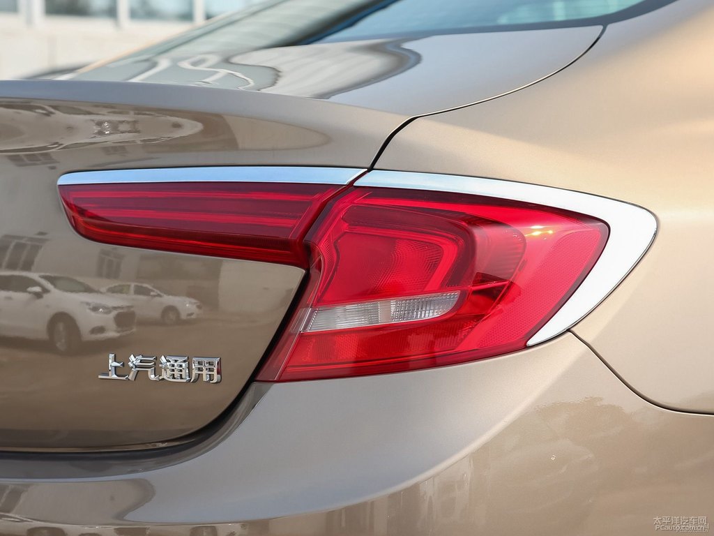 琉璃金君越車尾外觀圖片