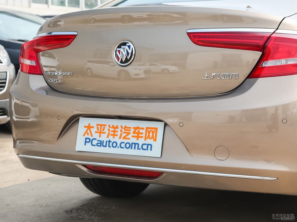 琉璃金君越車尾外觀圖片