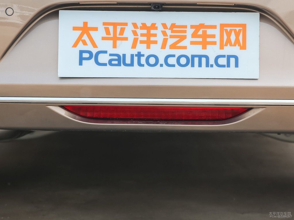 琉璃金君越車尾外觀圖片