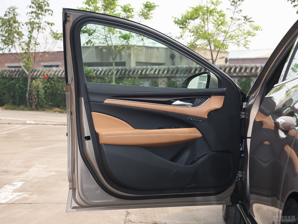 琉璃金君越車廂內(nèi)飾圖片