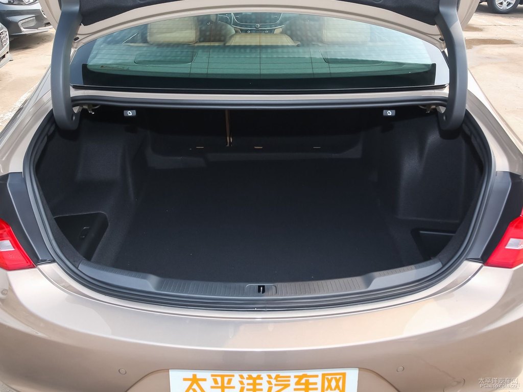 琉璃金君越后備廂空間圖片