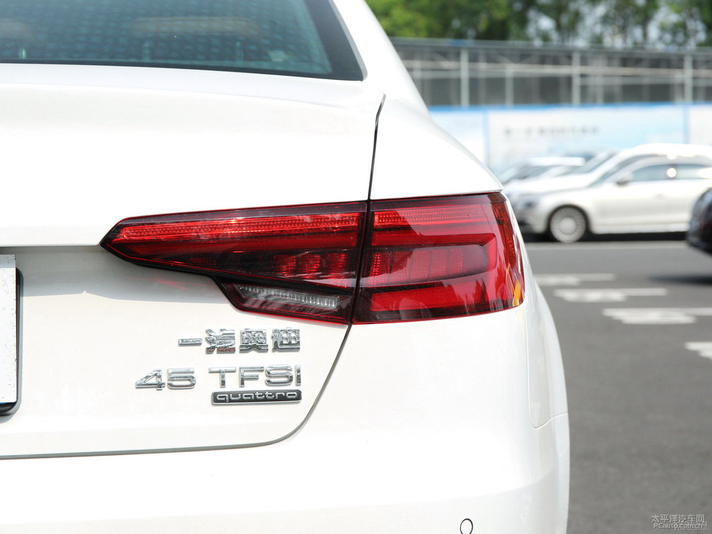 朱鷺白奧迪A4L車尾外觀圖片