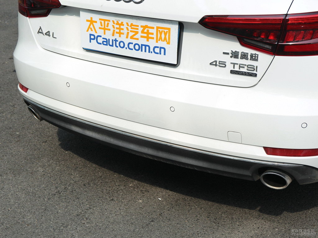 朱鷺白奧迪A4L車尾外觀圖片