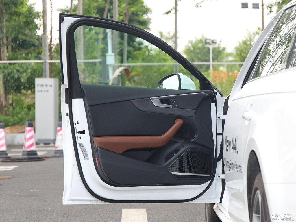 朱鷺白奧迪A4L車廂內(nèi)飾圖片