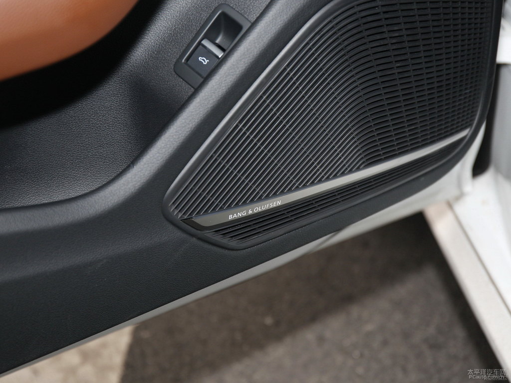 朱鷺白奧迪A4L車廂內(nèi)飾圖片