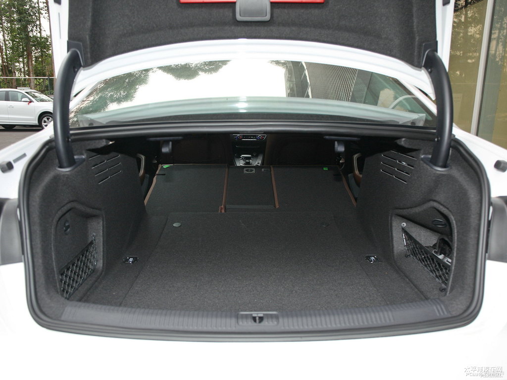 朱鷺白奧迪A4L后備廂空間圖片
