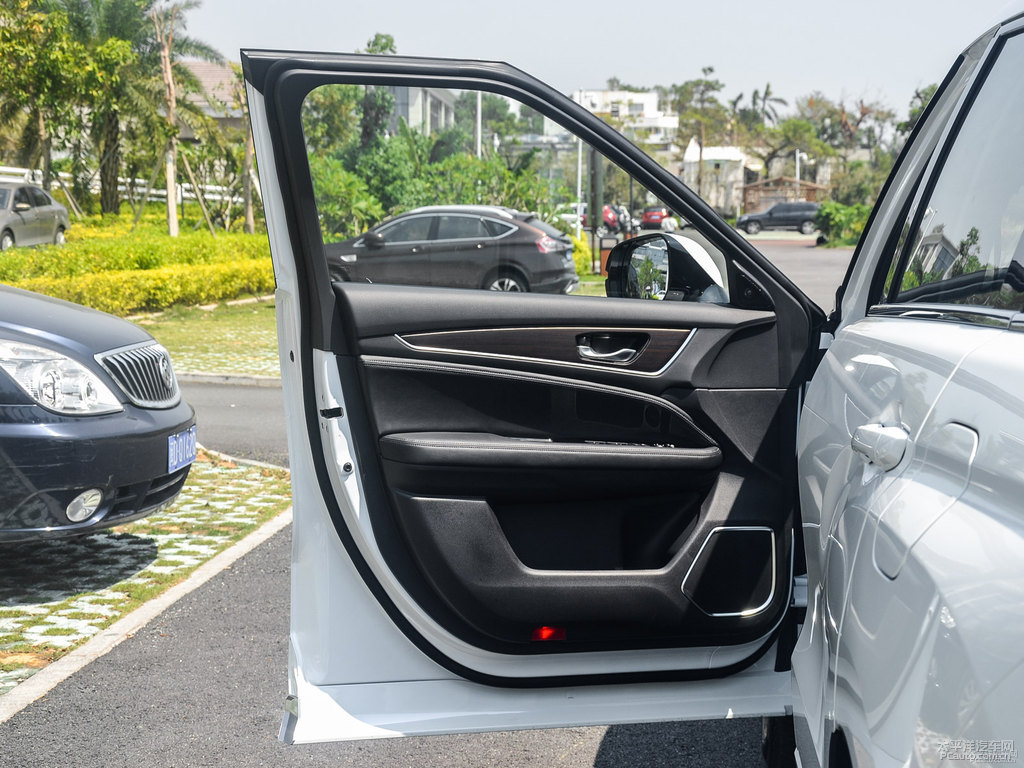 珍珠白冠道車廂內(nèi)飾圖片