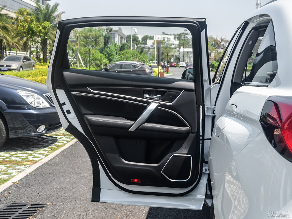 珍珠白冠道車廂內(nèi)飾圖片
