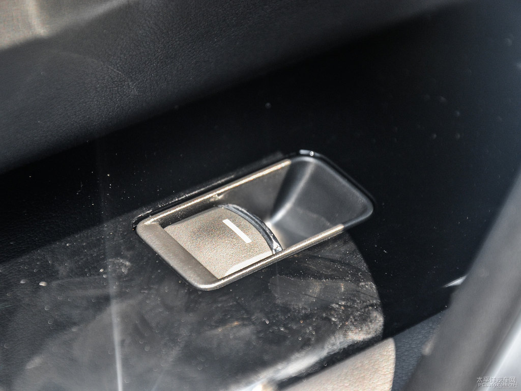 珍珠白冠道車(chē)廂內(nèi)飾圖片