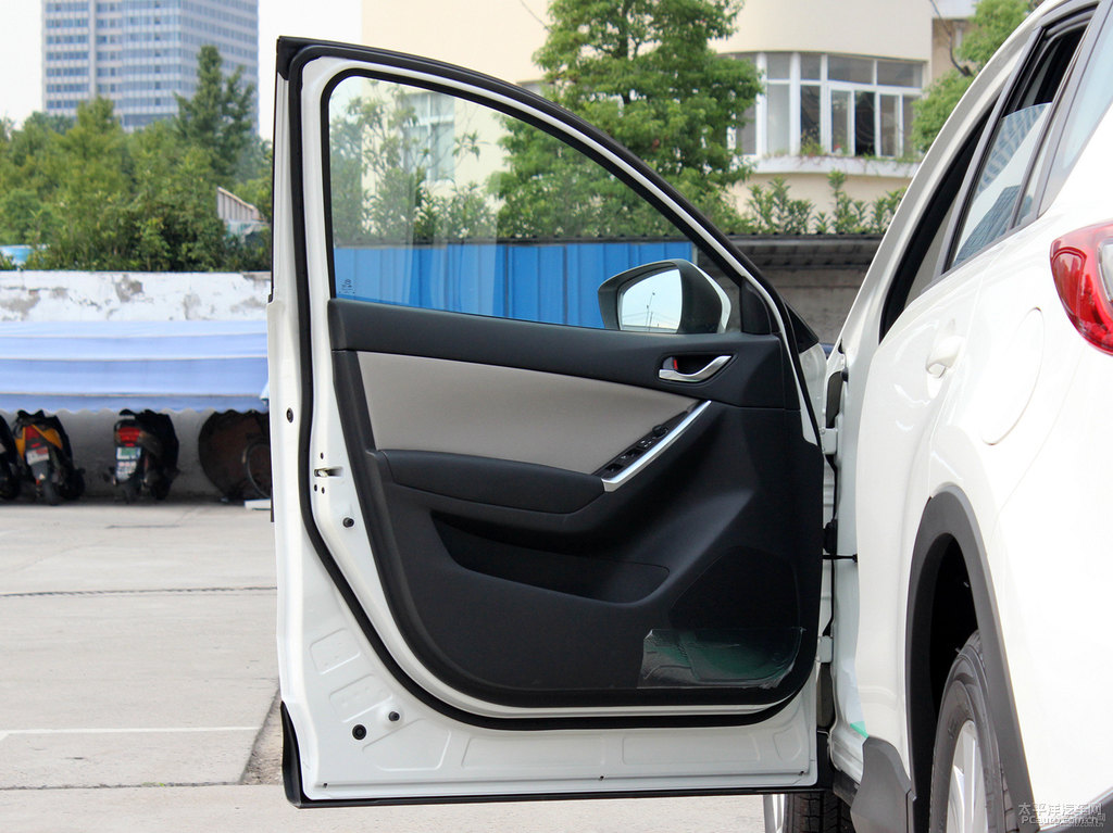 珠光白馬自達(dá)CX-5車(chē)廂內(nèi)飾圖片