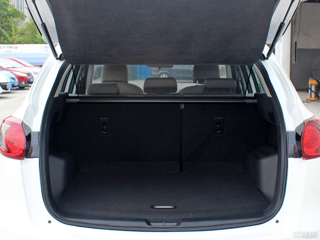 珠光白馬自達CX-5后備廂空間圖片