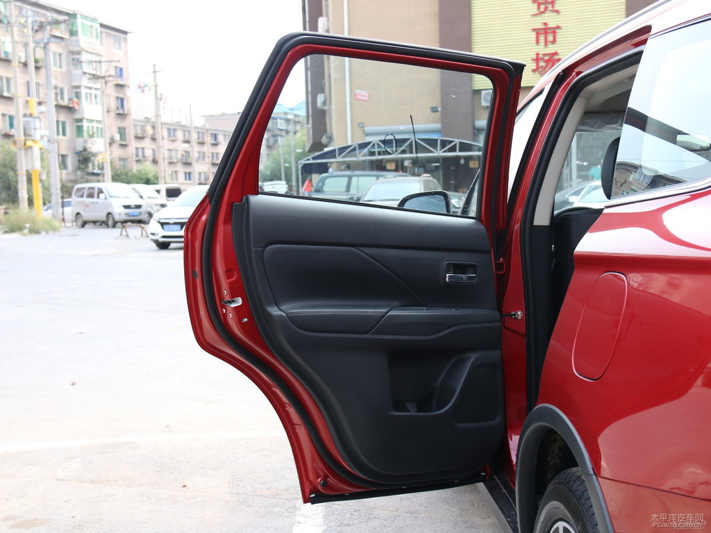 寶石紅歐藍(lán)德車廂內(nèi)飾圖片