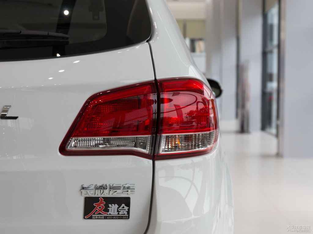 簡(jiǎn)約白哈弗H6車(chē)尾外觀(guān)圖片