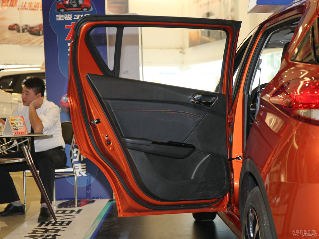 炫彩橙寶駿310車廂內(nèi)飾圖片