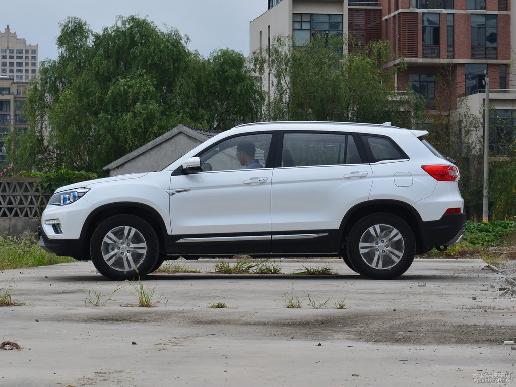 閃光月光白長(zhǎng)安CS75整車(chē)外觀外觀圖片