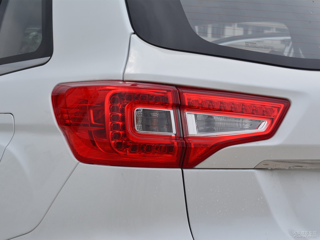 閃光月光白長安CS75車尾外觀圖片
