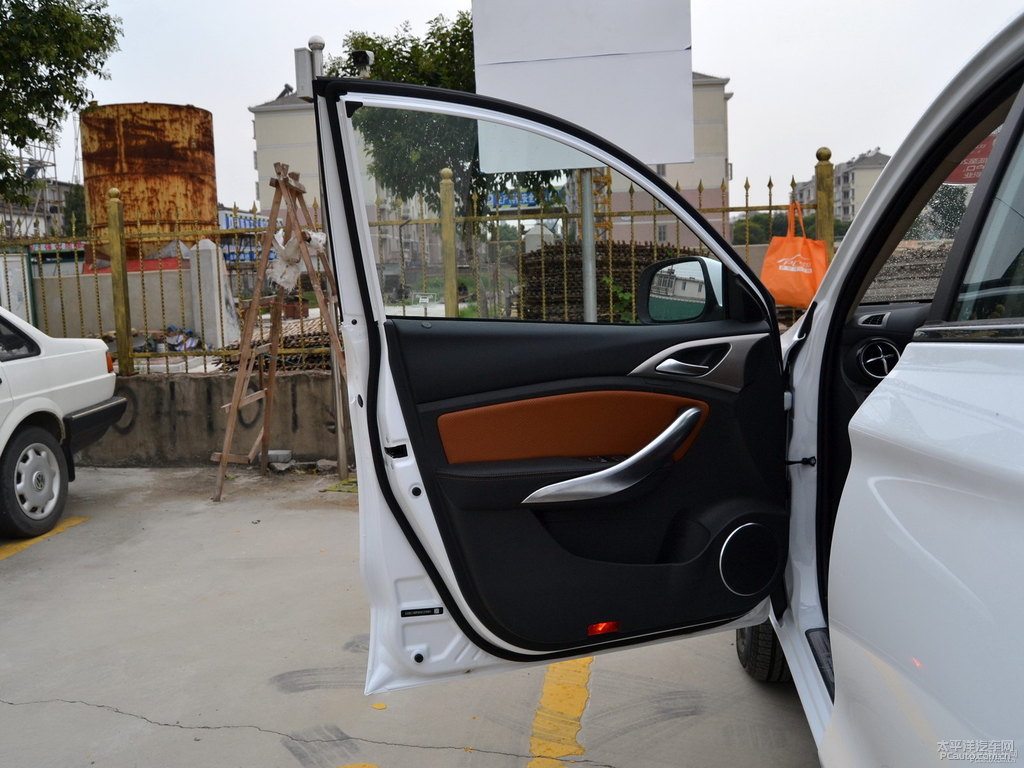 至酷黑白(雙色)宋車廂內(nèi)飾圖片