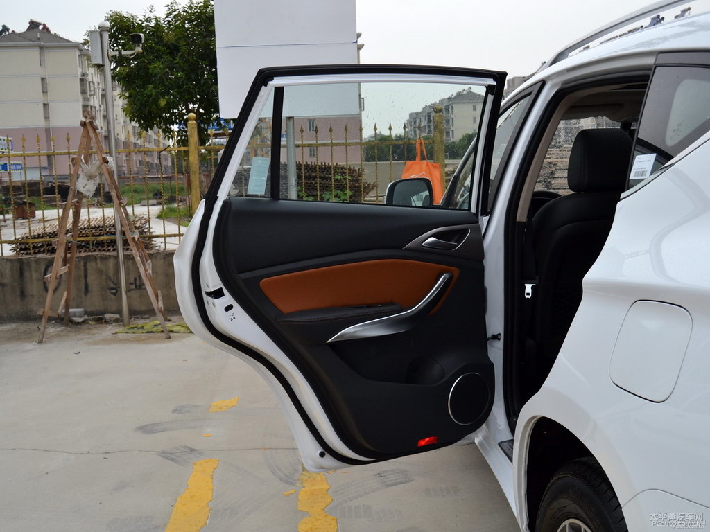 至酷黑白(雙色)宋車廂內(nèi)飾圖片