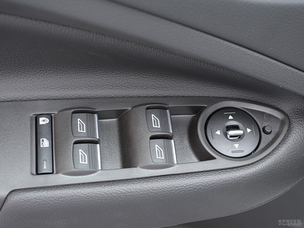鹽湖白翼虎車廂內(nèi)飾圖片