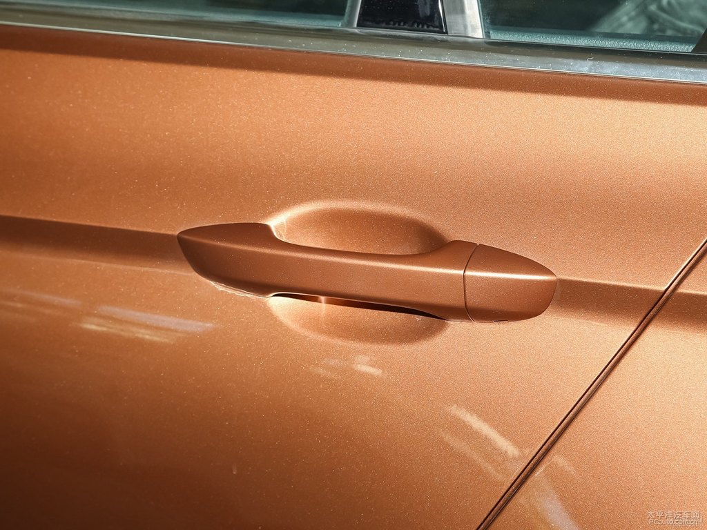 炫目金凌渡車身外觀圖片
