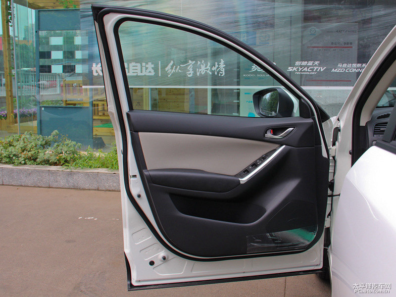 珠光白馬自達(dá)CX-5車廂內(nèi)飾圖片