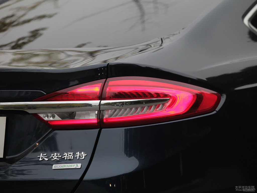 坦桑石藍(lán)蒙迪歐車尾外觀圖片