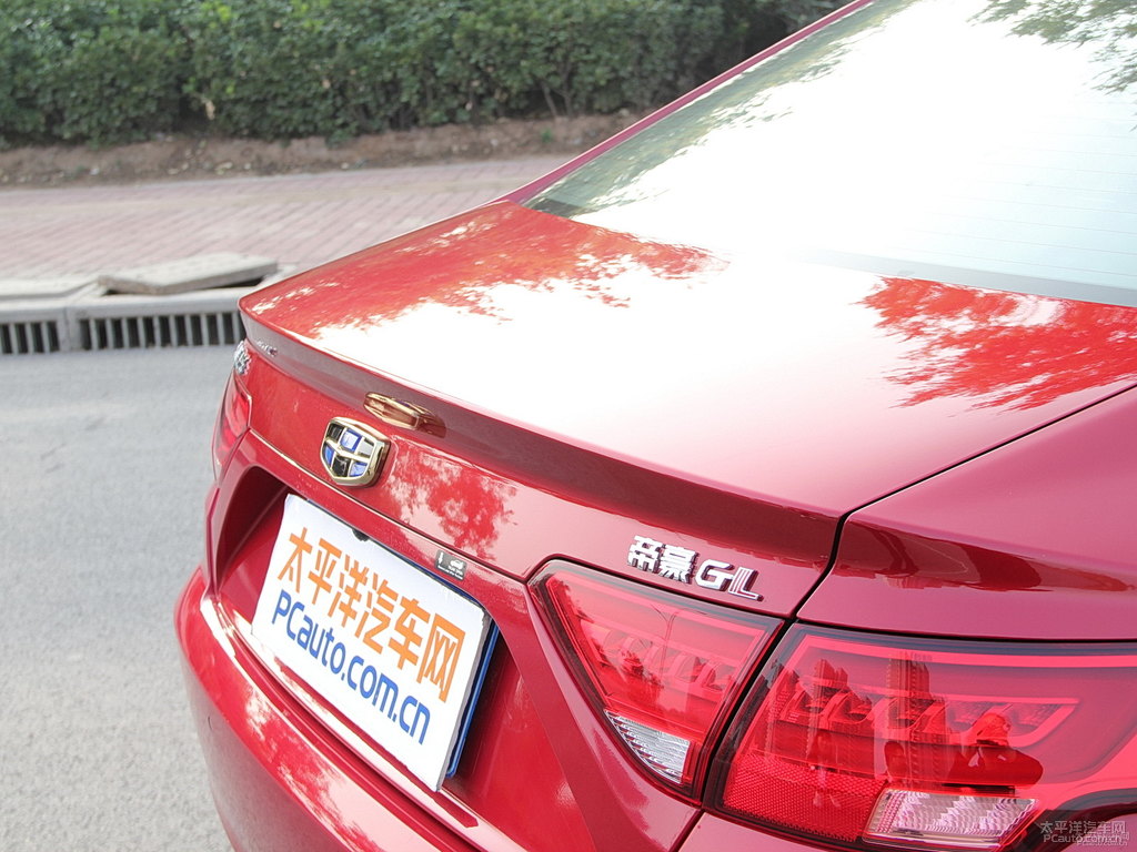 珊瑚紅帝豪GL車尾外觀圖片