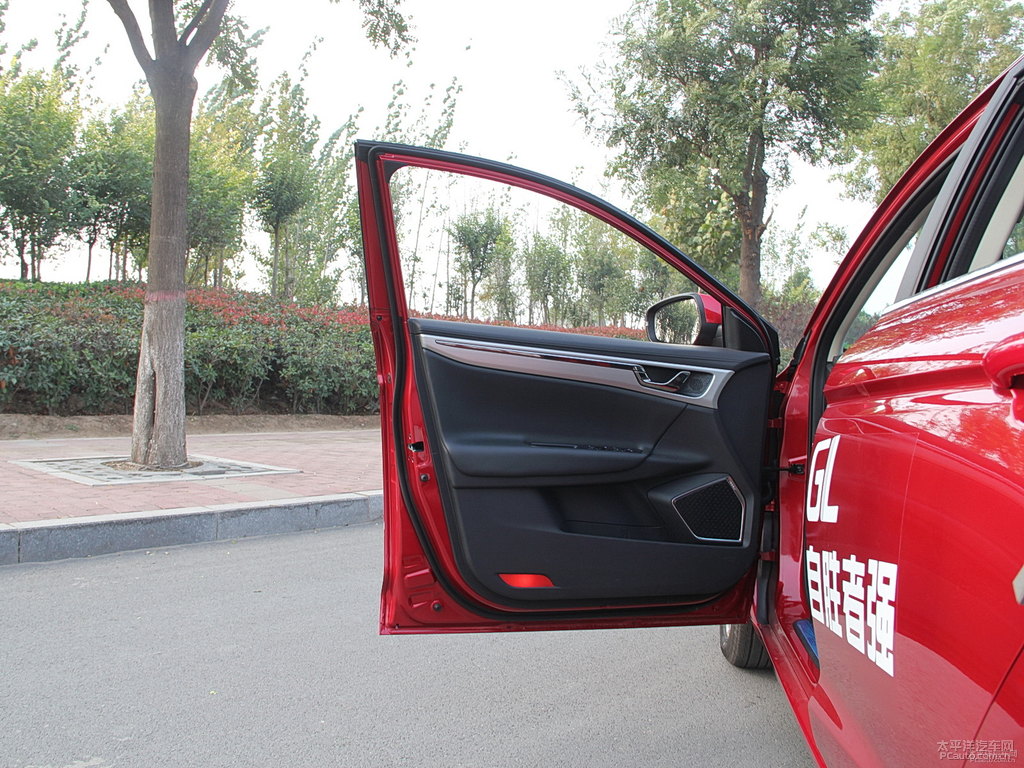 珊瑚紅帝豪GL車(chē)廂內(nèi)飾圖片