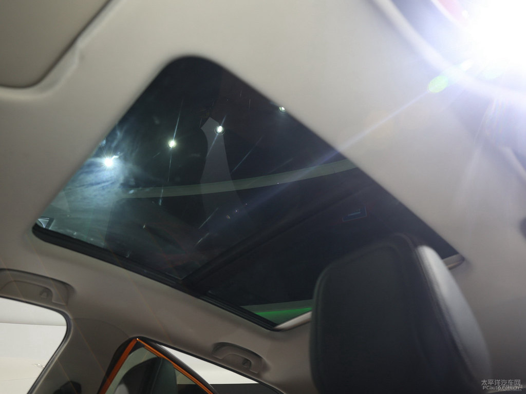 閃晶橙寶駿510車廂內(nèi)飾圖片