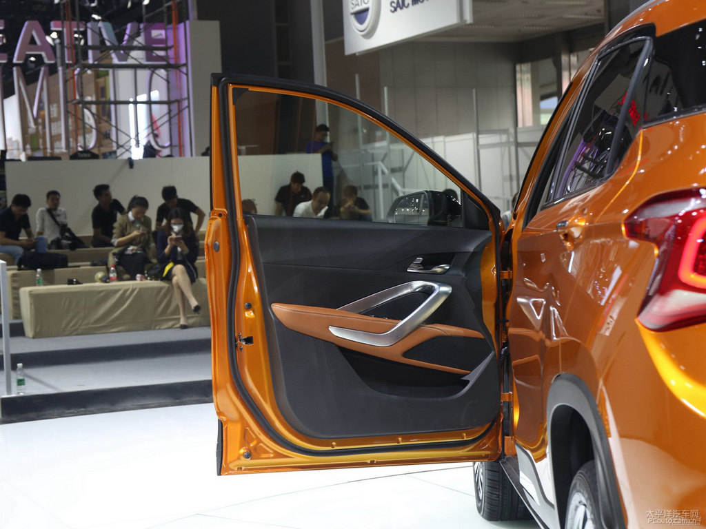 閃晶橙寶駿510車廂內(nèi)飾圖片