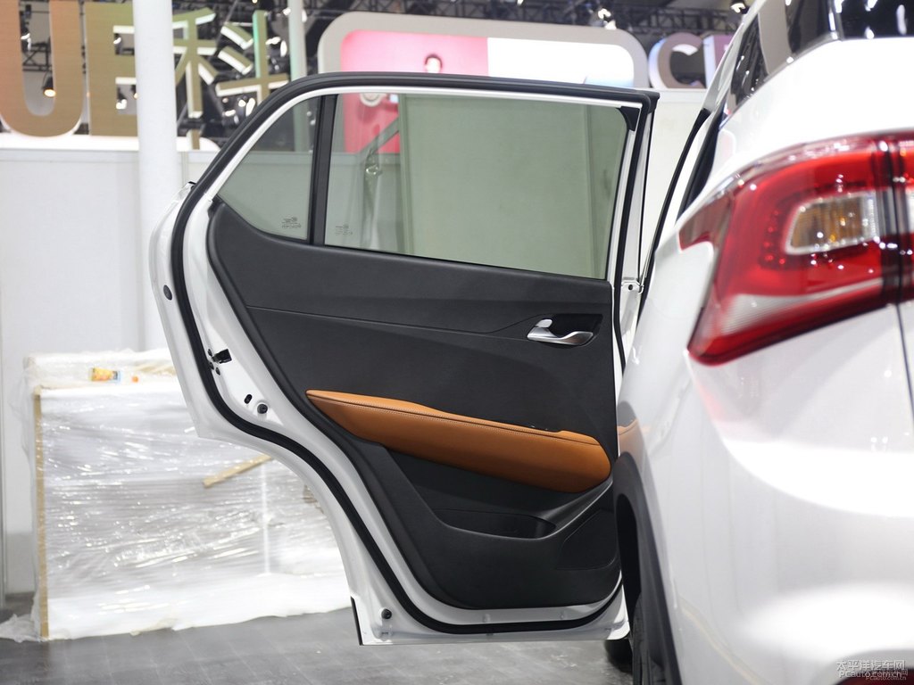 糖果白寶駿510車廂內(nèi)飾圖片