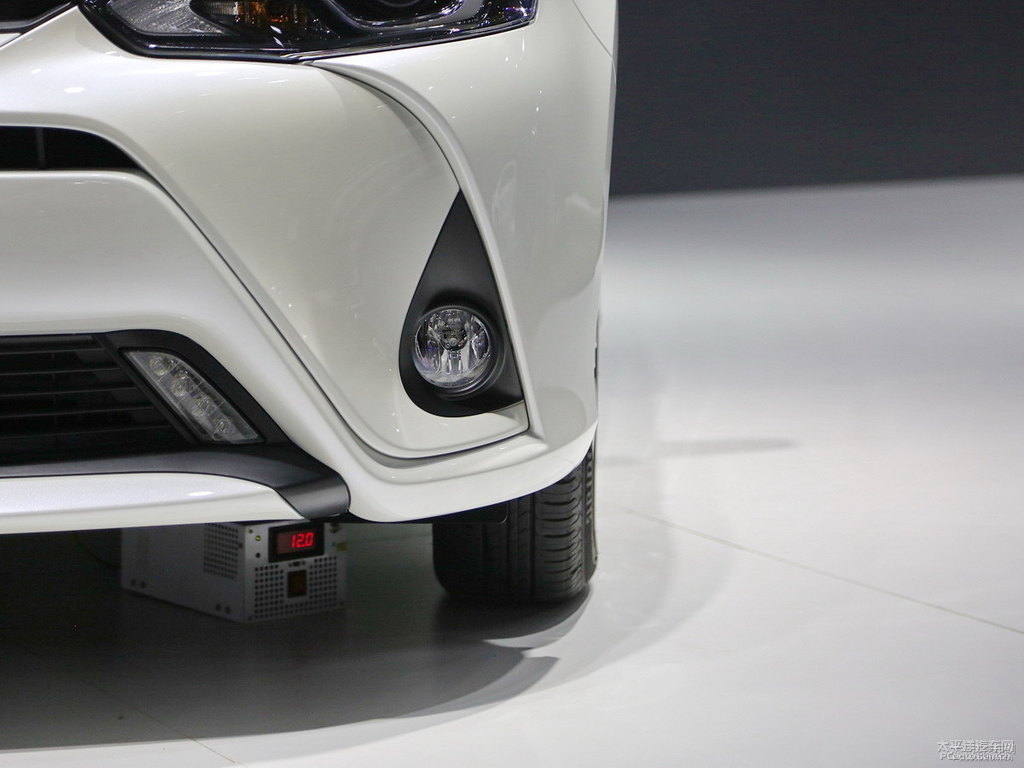珍珠白YARiS L 致享車頭外觀圖片