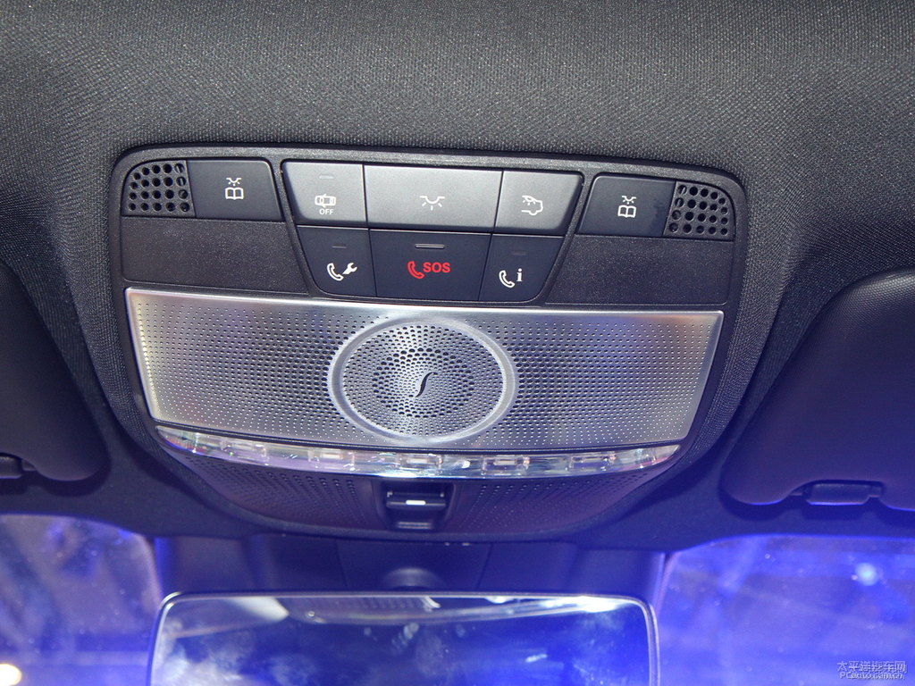 鋯英石紅奔馳E級車廂內飾圖片