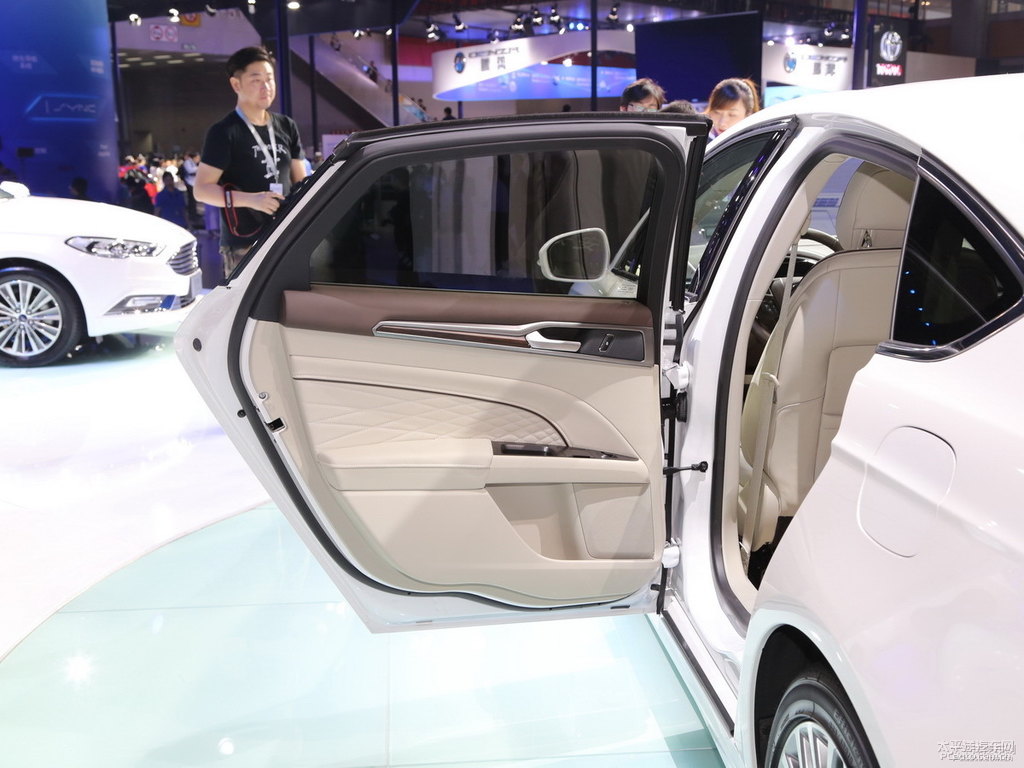 典雅白蒙迪歐車廂內(nèi)飾圖片