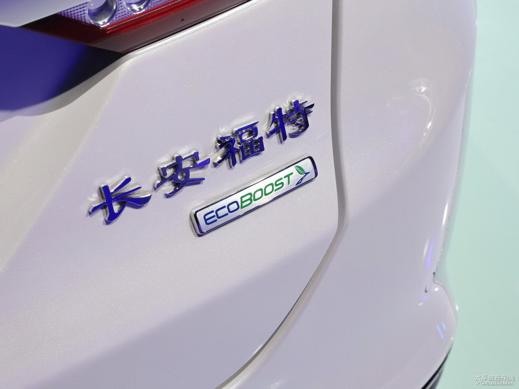 典雅白蒙迪歐車尾外觀圖片