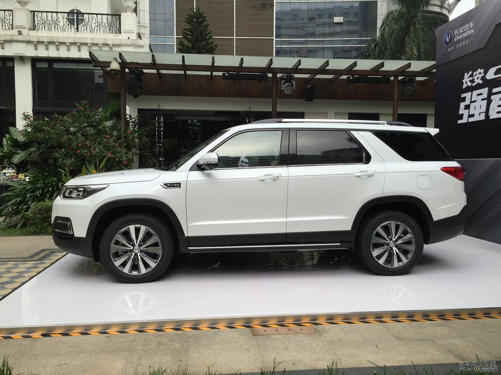 閃光月光白長安CS95整車外觀外觀圖片