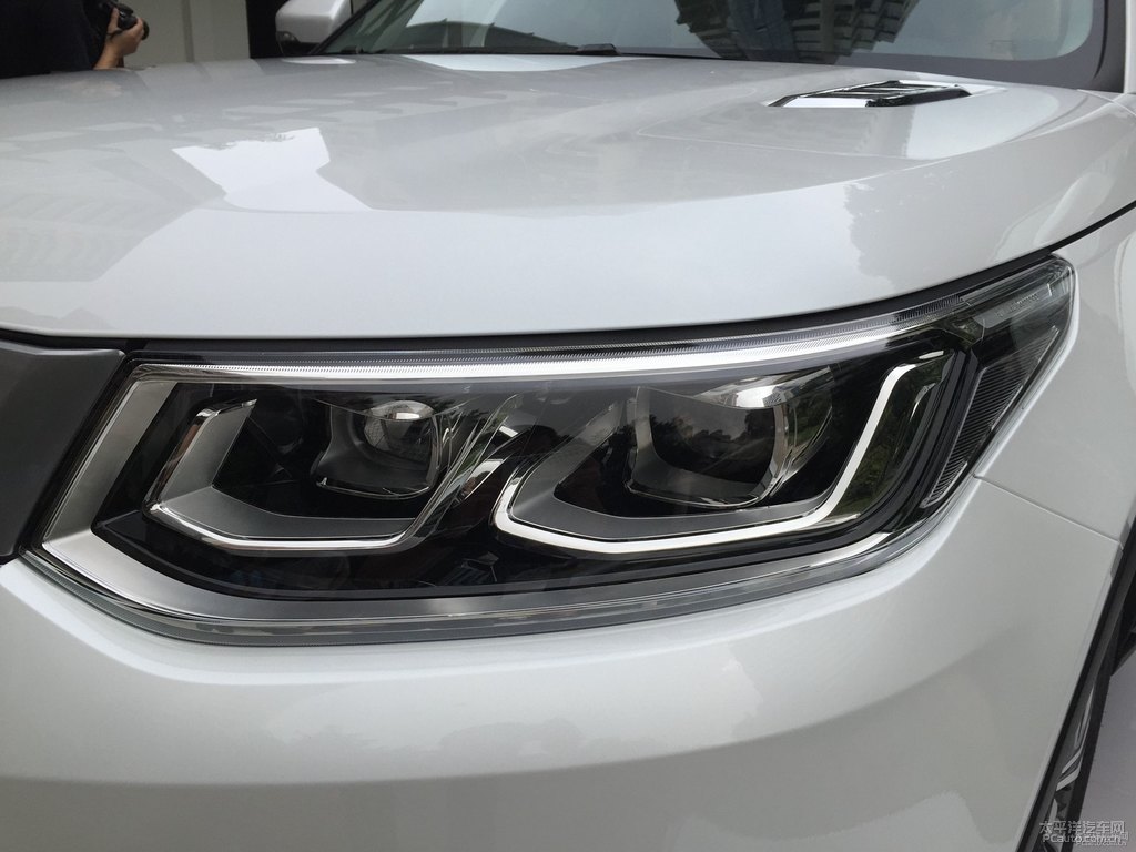 閃光月光白長安CS95車頭外觀圖片