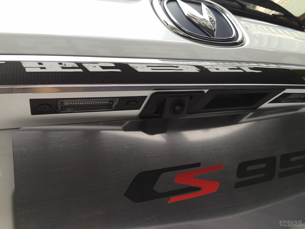 閃光月光白長安CS95車尾外觀圖片