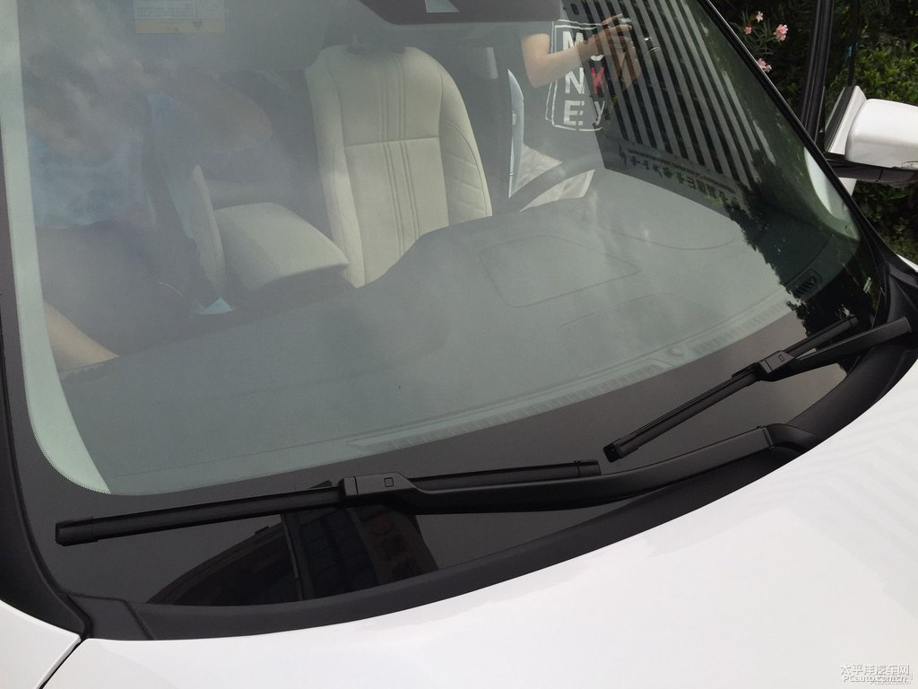 閃光月光白長(zhǎng)安CS95車身外觀圖片