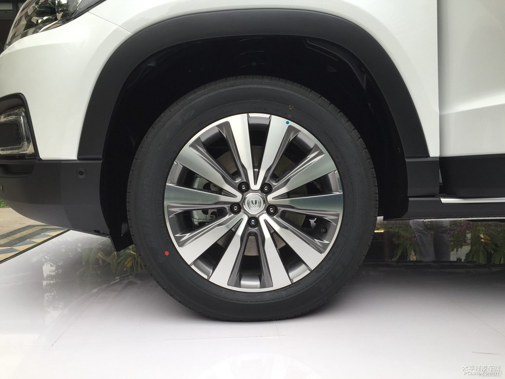 閃光月光白長安CS95車身外觀圖片