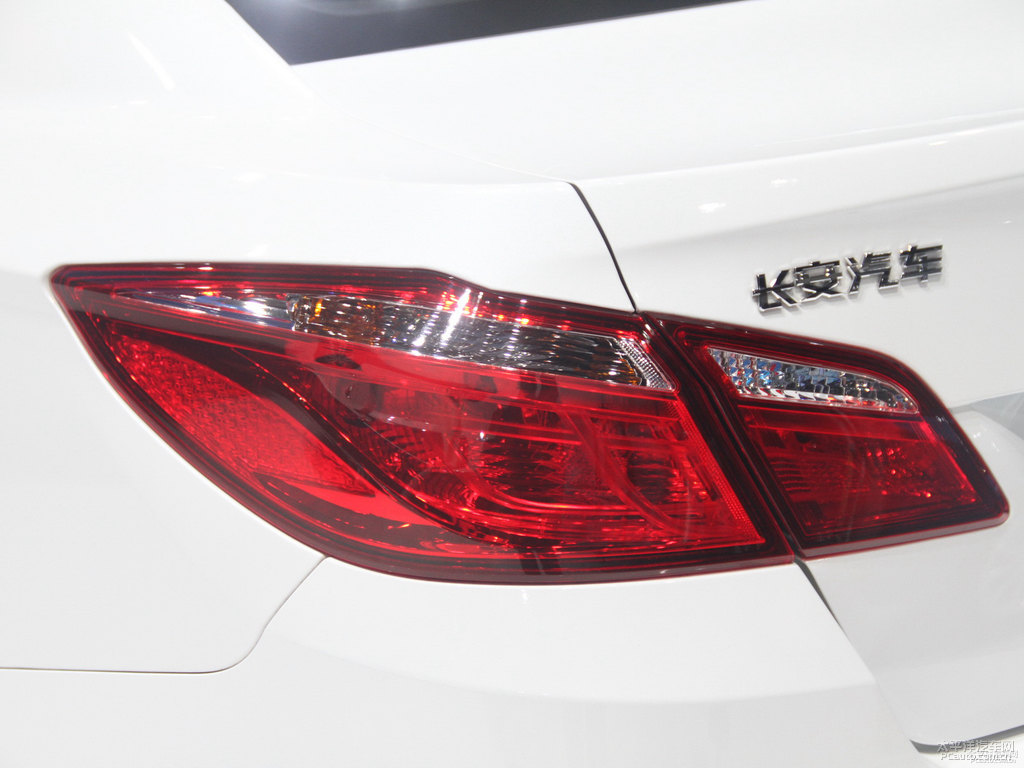 閃光冰晶白逸動(dòng)車(chē)尾外觀圖片