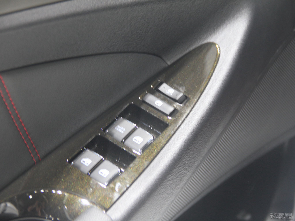 閃光冰晶白逸動(dòng)車廂內(nèi)飾圖片