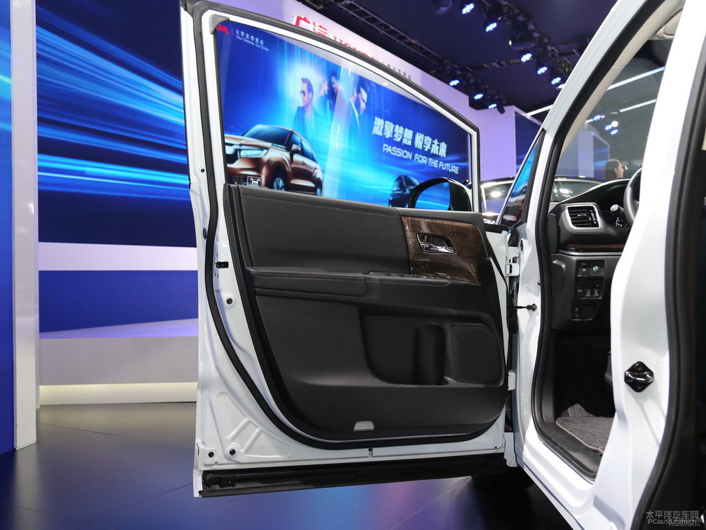 珍珠白奧德賽車廂內(nèi)飾圖片