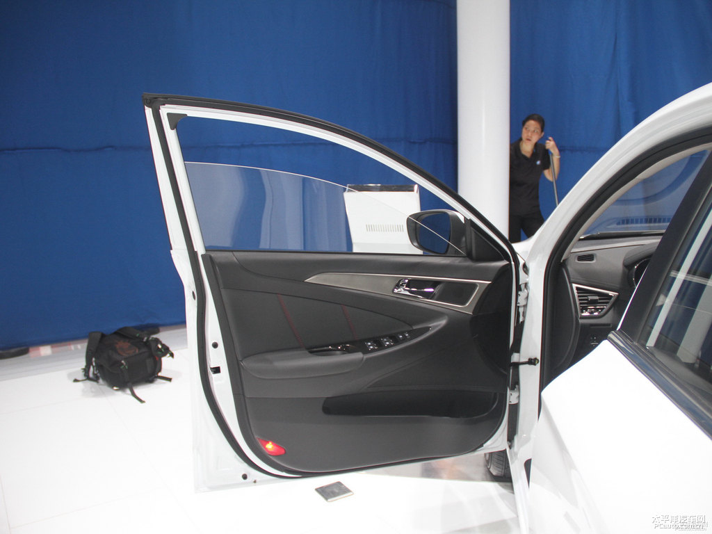 閃光冰晶白逸動(dòng)車廂內(nèi)飾圖片