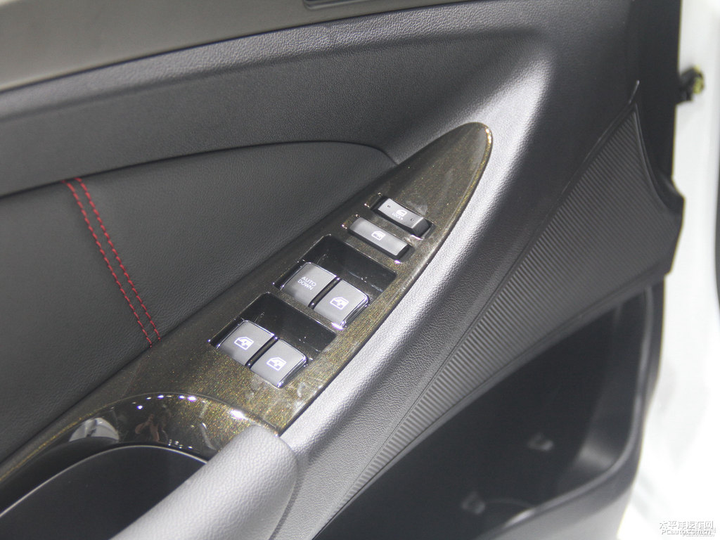 閃光冰晶白逸動車廂內(nèi)飾圖片