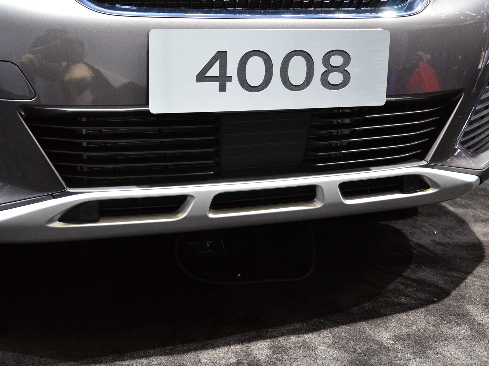 標(biāo)致4008外觀高清大圖