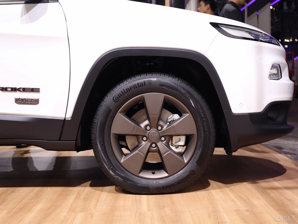 白色自由光車身外觀圖片